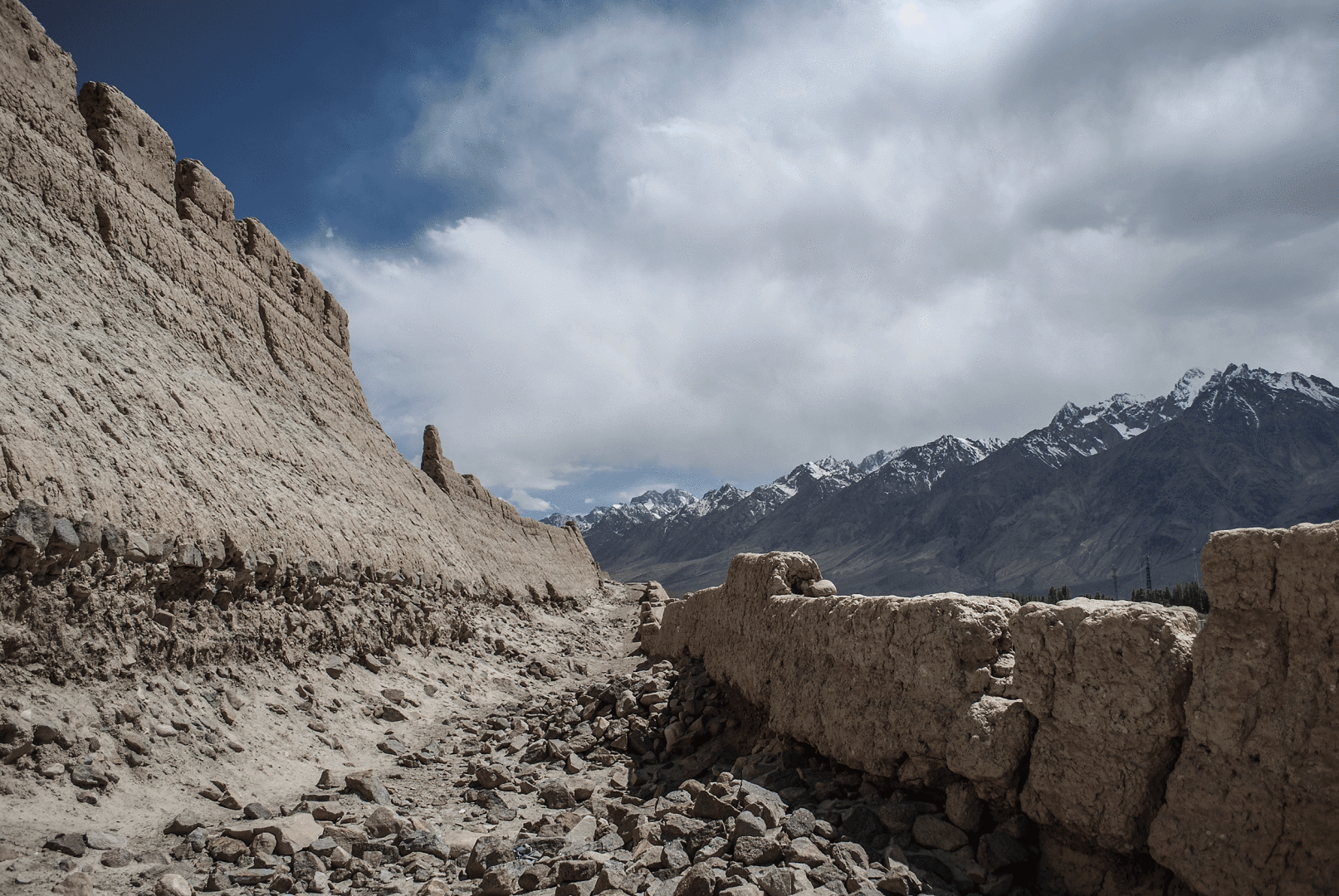 fortress-tashkurgan-xinjiang-karakoram highway